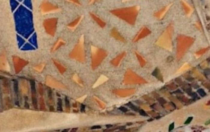 Detalle de mosaico de Gaudí, taller de ecoterapia somática